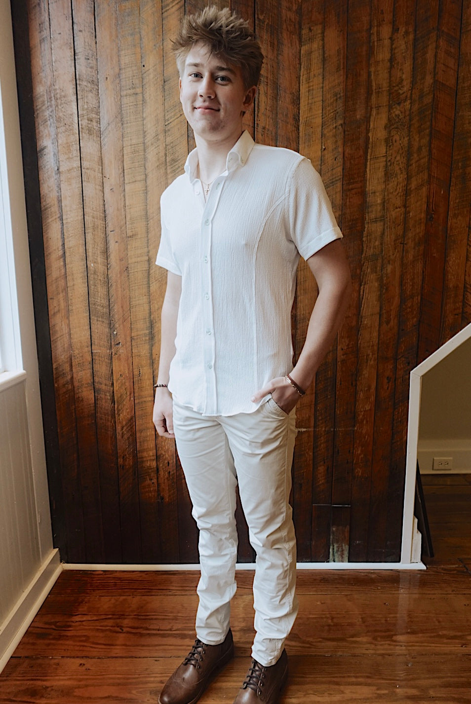 WHITE SEERSUCKER SLIM FIT SHORT SLEEVE BUTTON DOWN
