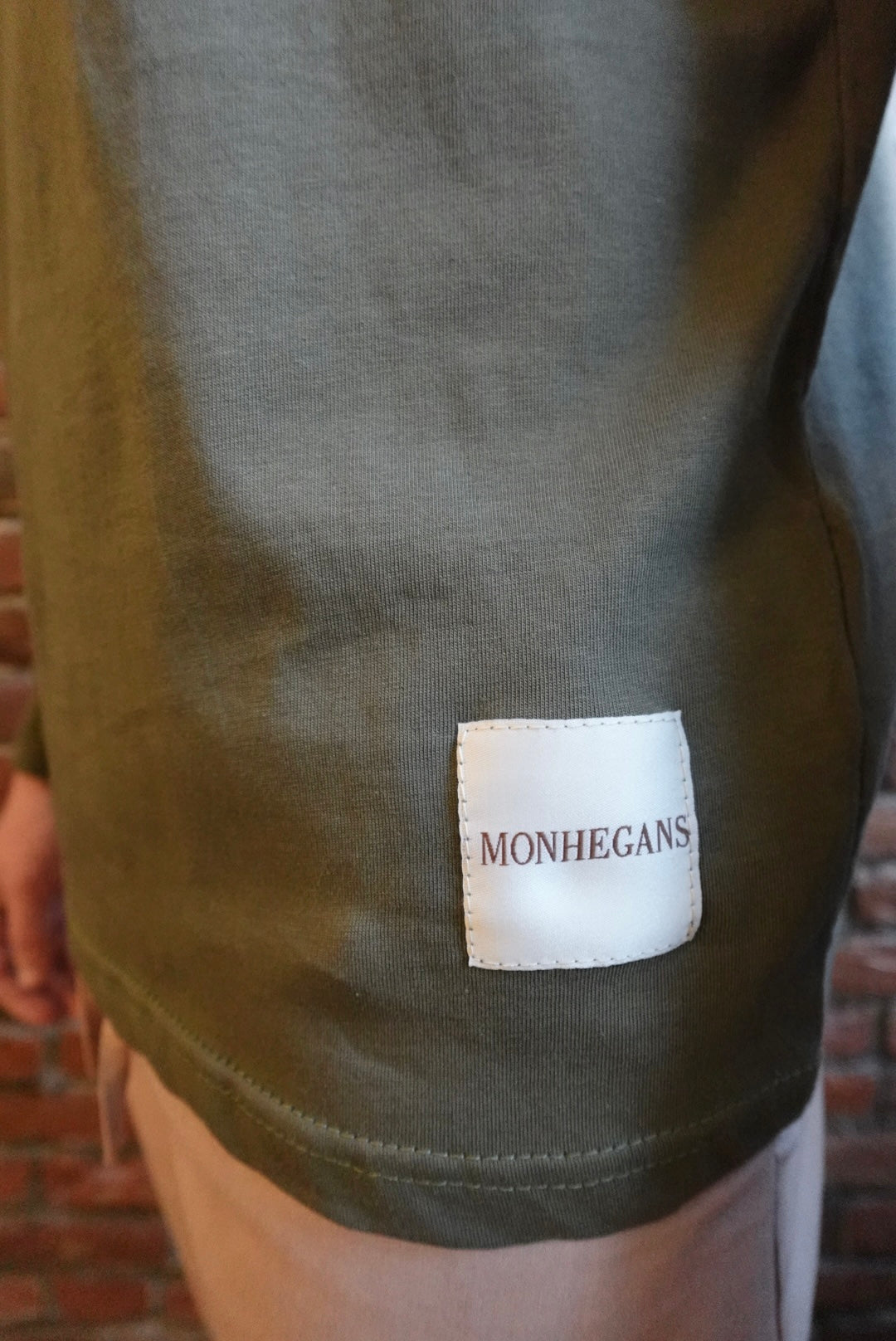 OLIVE ESSENTIAL STRAIGHT HEM 100% COTTON LONG SLEEVE LOGO PATCH TEE