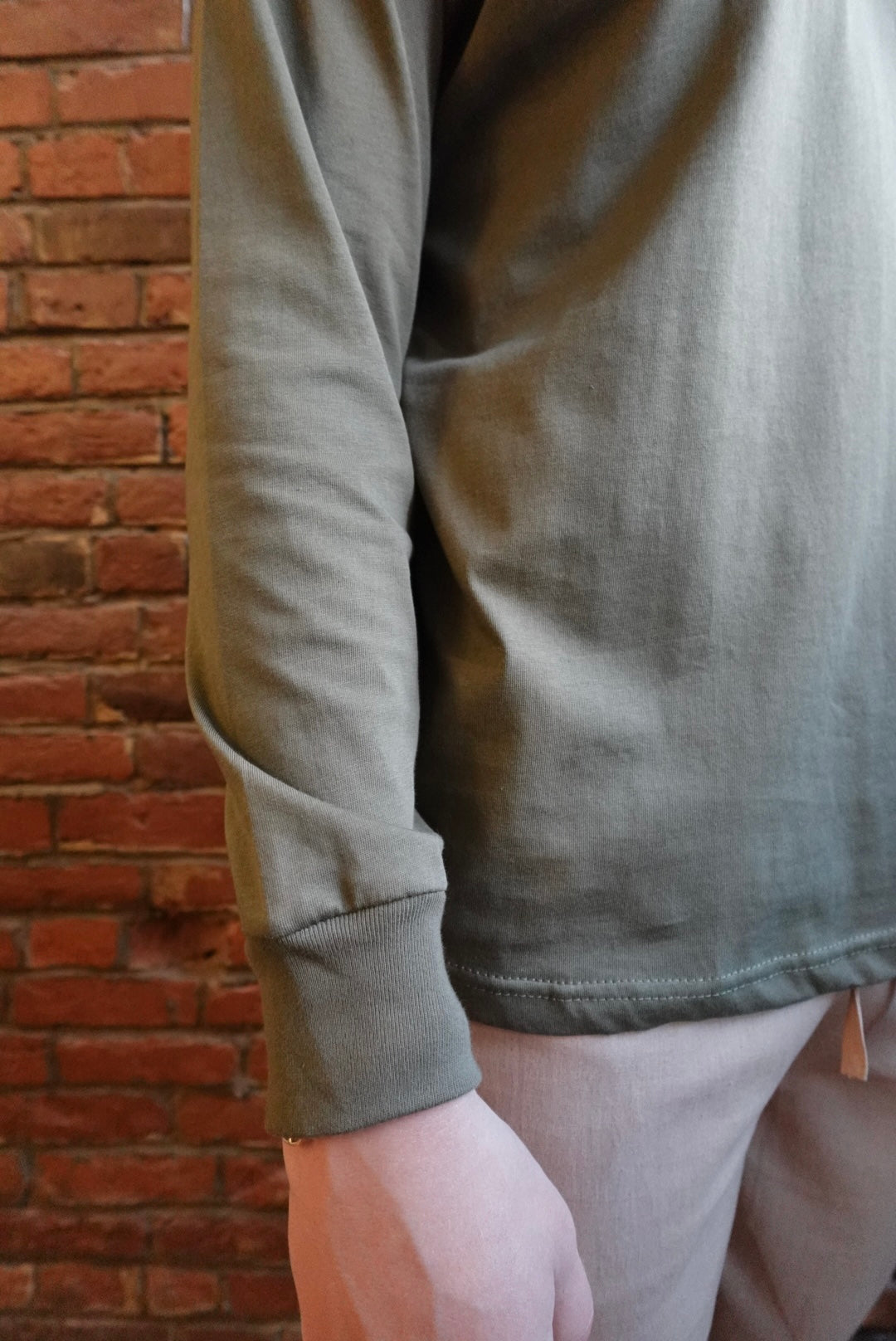 OLIVE ESSENTIAL STRAIGHT HEM 100% COTTON LONG SLEEVE LOGO PATCH TEE