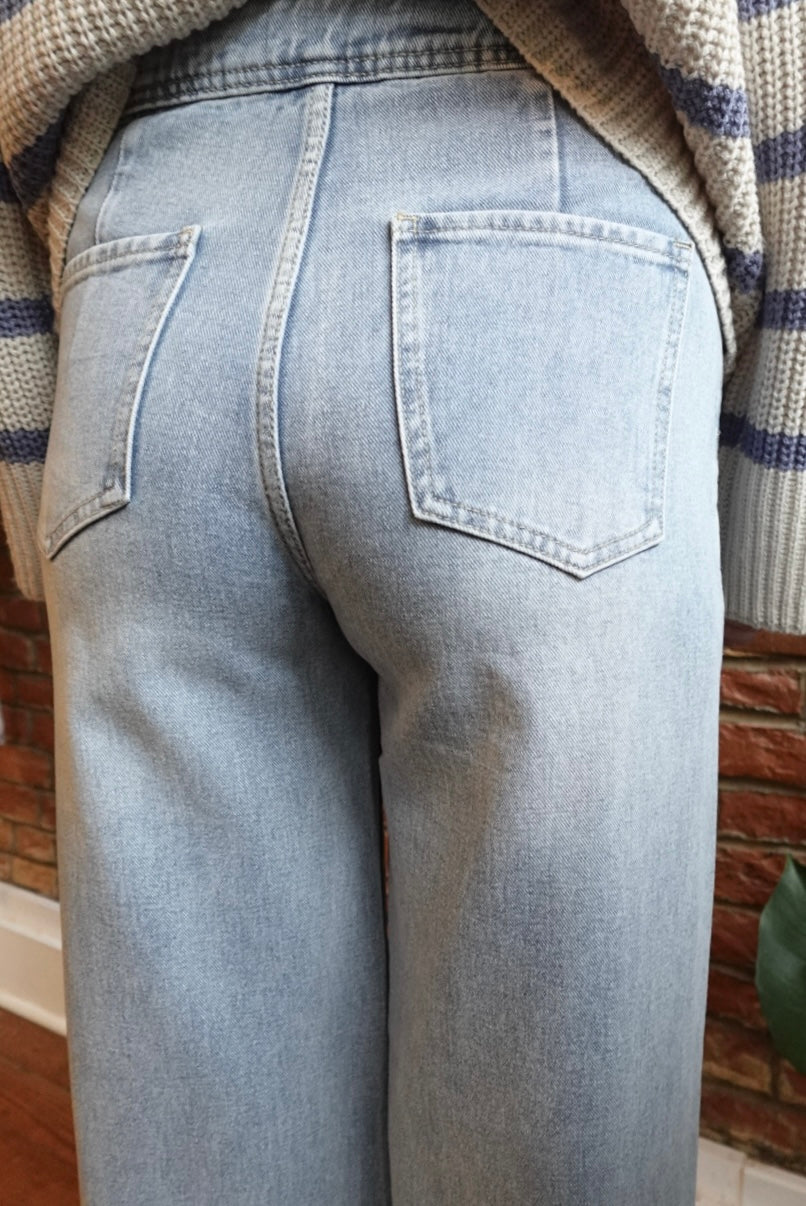 EVERYDAY LUXE WIDE LEG LIGHT WASH JEANS
