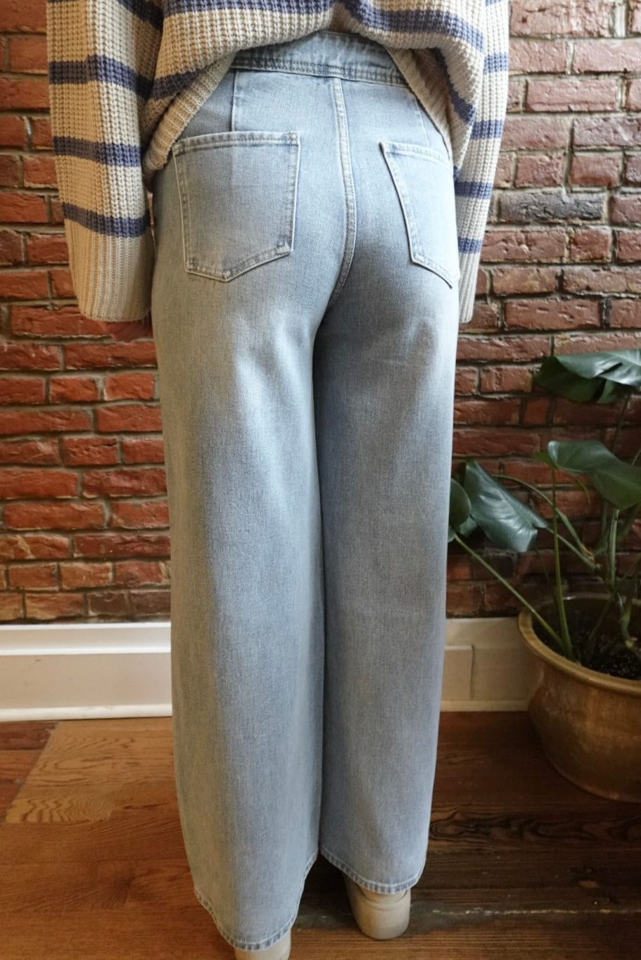 EVERYDAY LUXE WIDE LEG LIGHT WASH JEANS