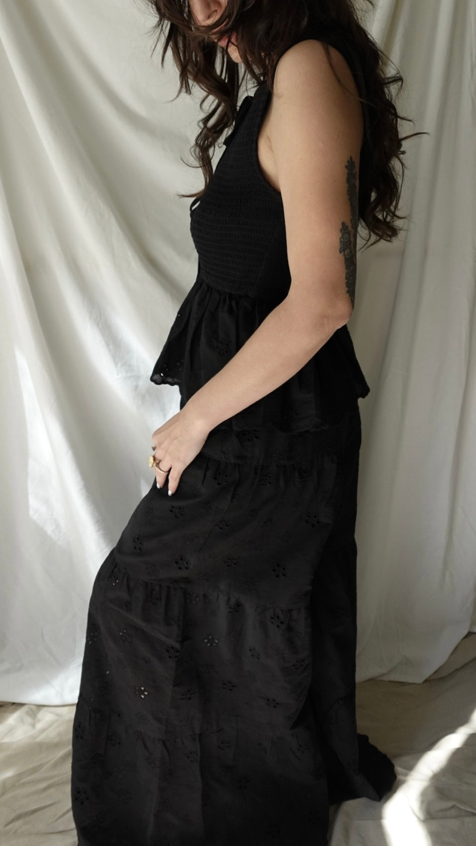 SMOCKED TIE EYELET VEST BLACK TOP