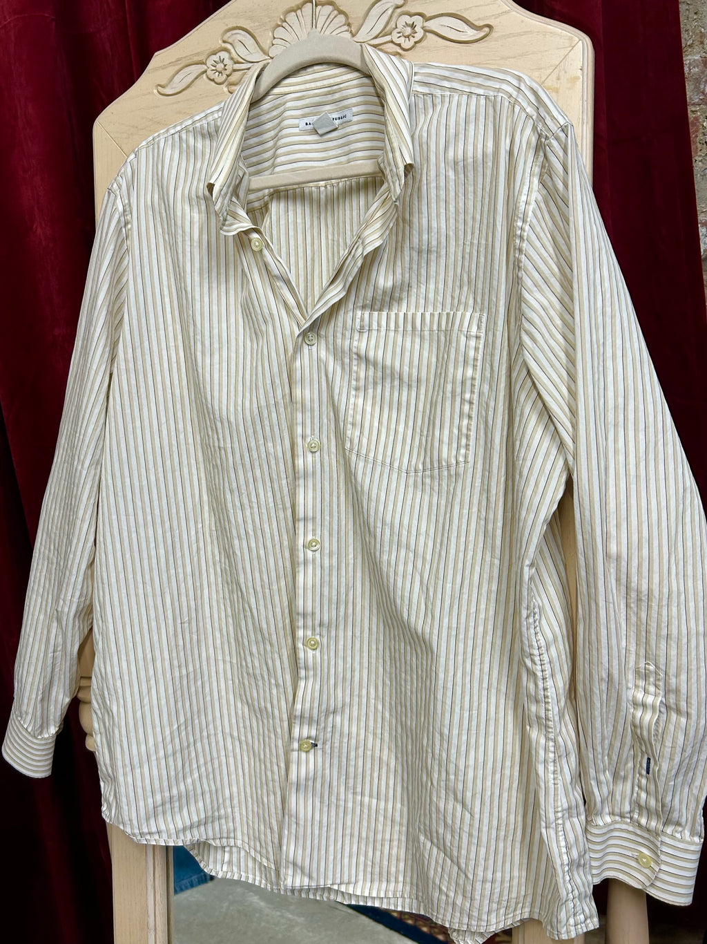 BANANA REPUBLIC: WHITIE & LIGHT TAN STRIPE BUTTON DOWN