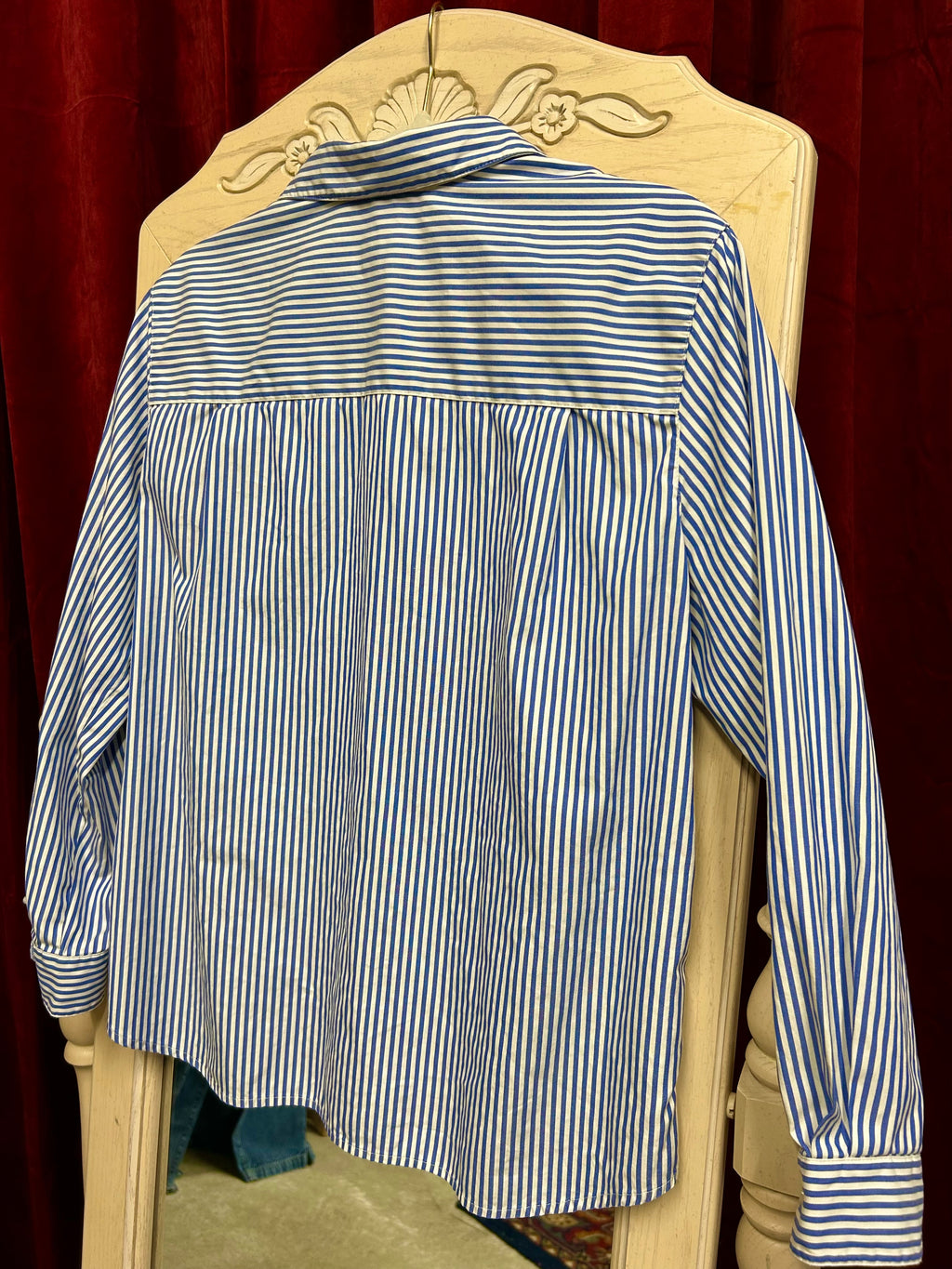 LIZ CLAIBORBE SPORT: BLUE & WHITE STRIPED BUTTON DOWN