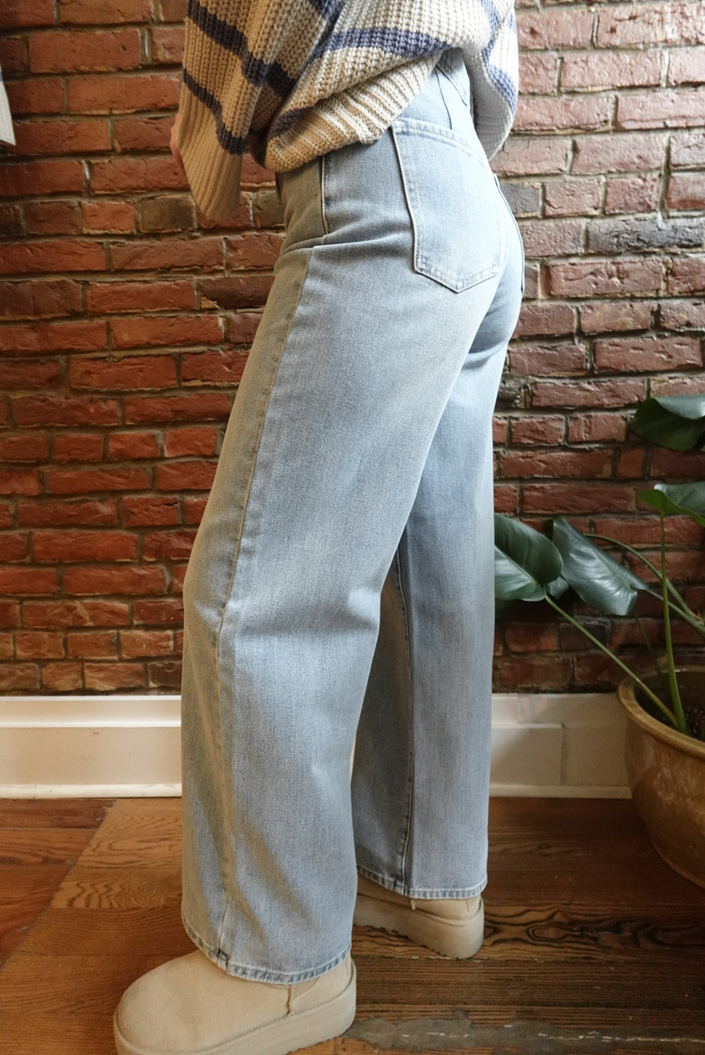 EVERYDAY LUXE WIDE LEG LIGHT WASH JEANS