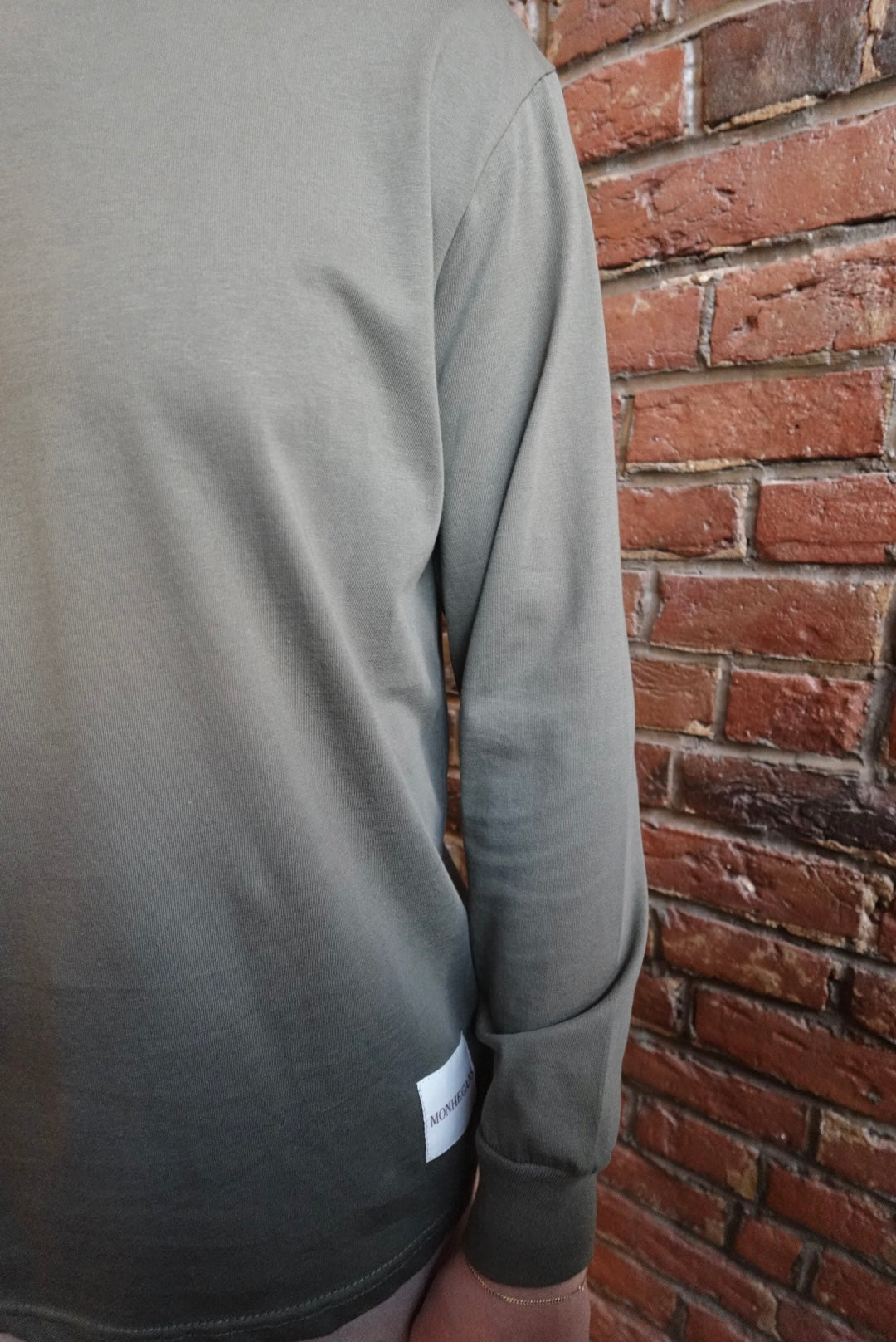 ESSENTIAL COTTON LONG SLEEVE LOGO PATCH TEE: OLIVE