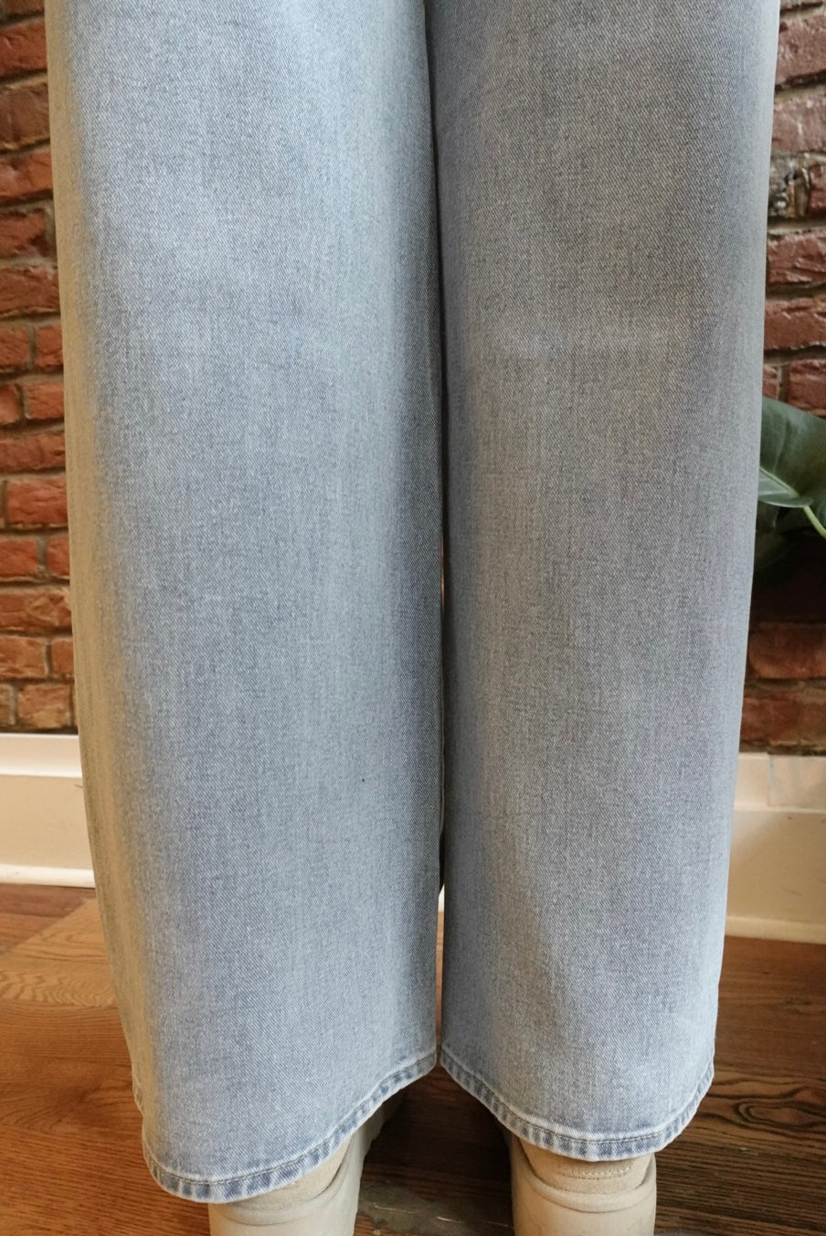 EVERYDAY LUXE WIDE LEG LIGHT WASH JEANS