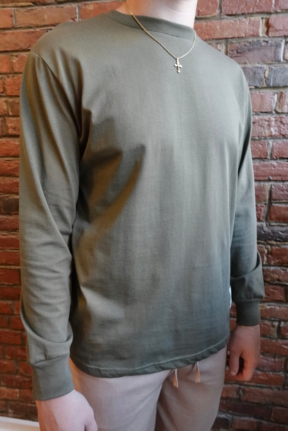 ESSENTIAL COTTON LONG SLEEVE LOGO PATCH TEE: OLIVE