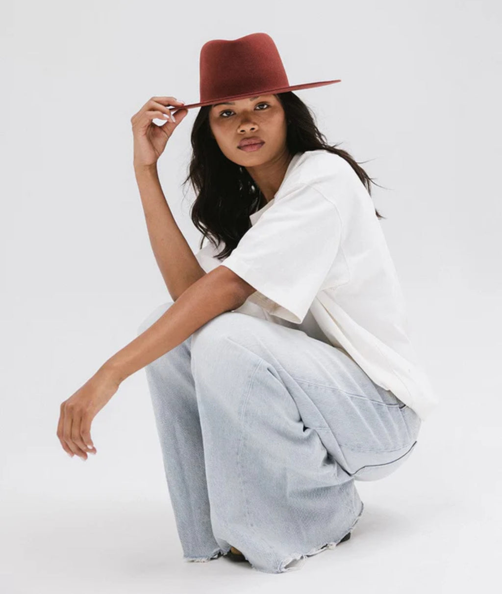 DAKOTA TRIANGLE CROWN RUSTY RED