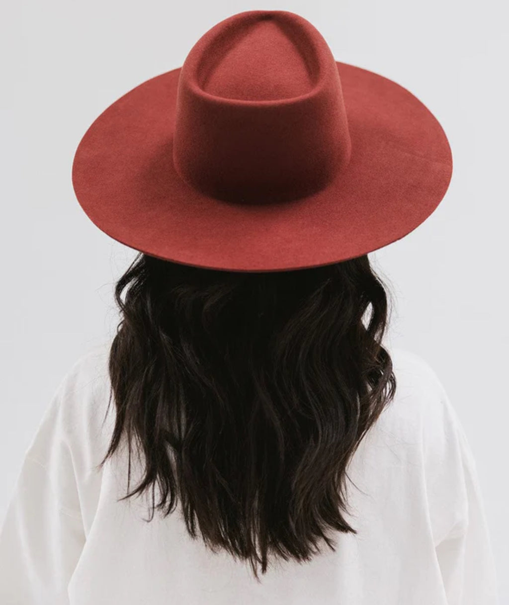 DAKOTA TRIANGLE CROWN RUSTY RED