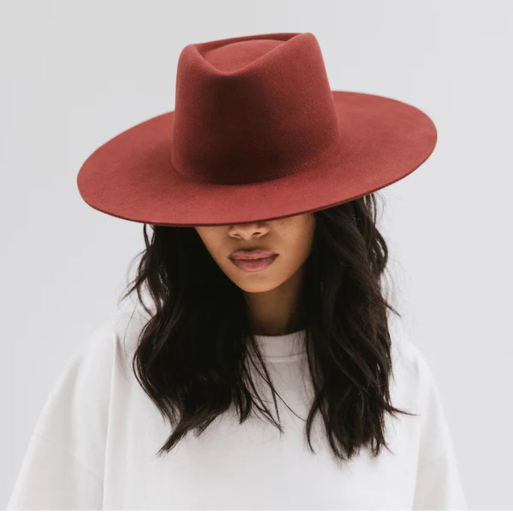 DAKOTA TRIANGLE CROWN RUSTY RED