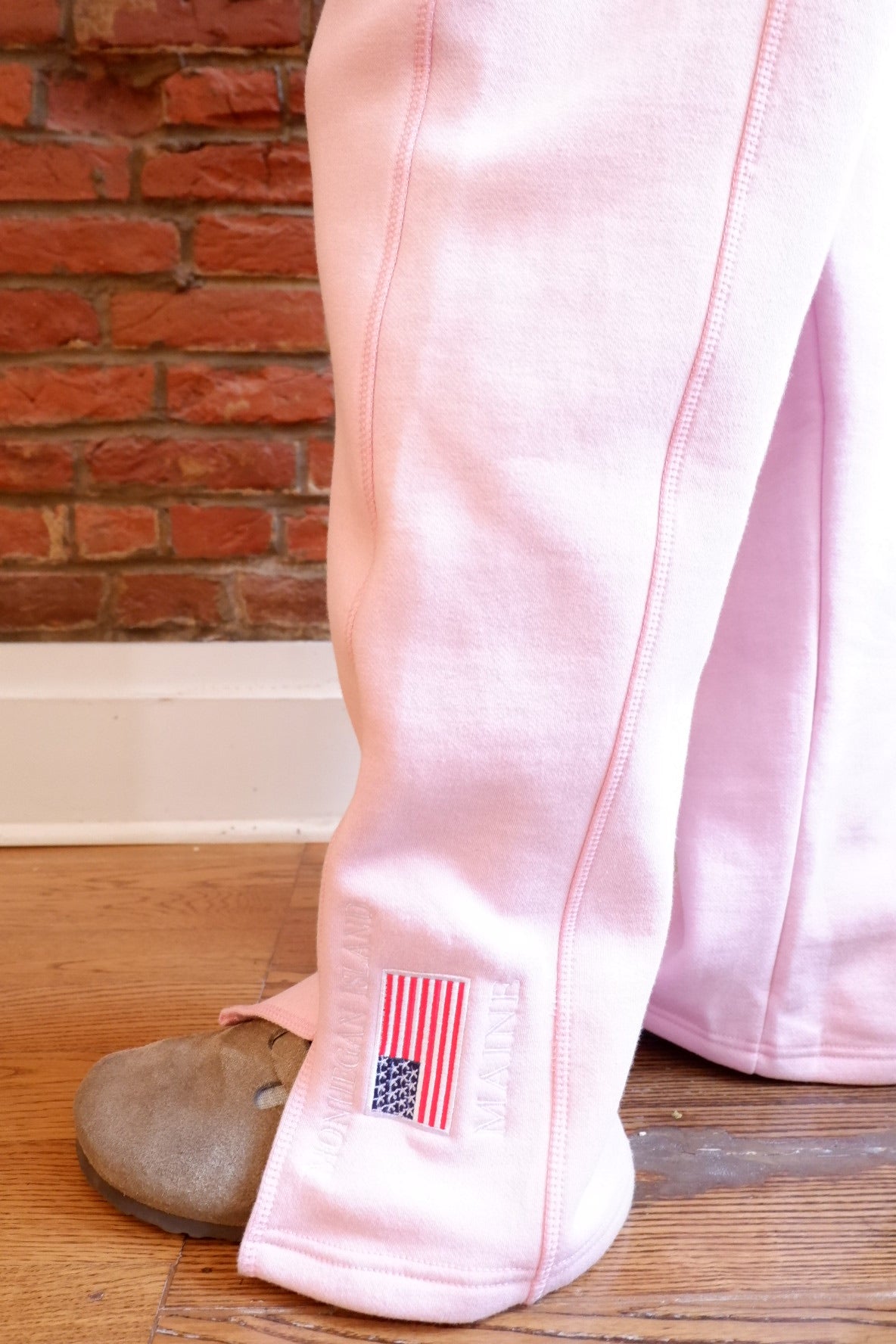 STRAIGHT LEG FLEECE MONHEGAN ISLAND MAINE FLAG BABY PINK SWEATPANTS