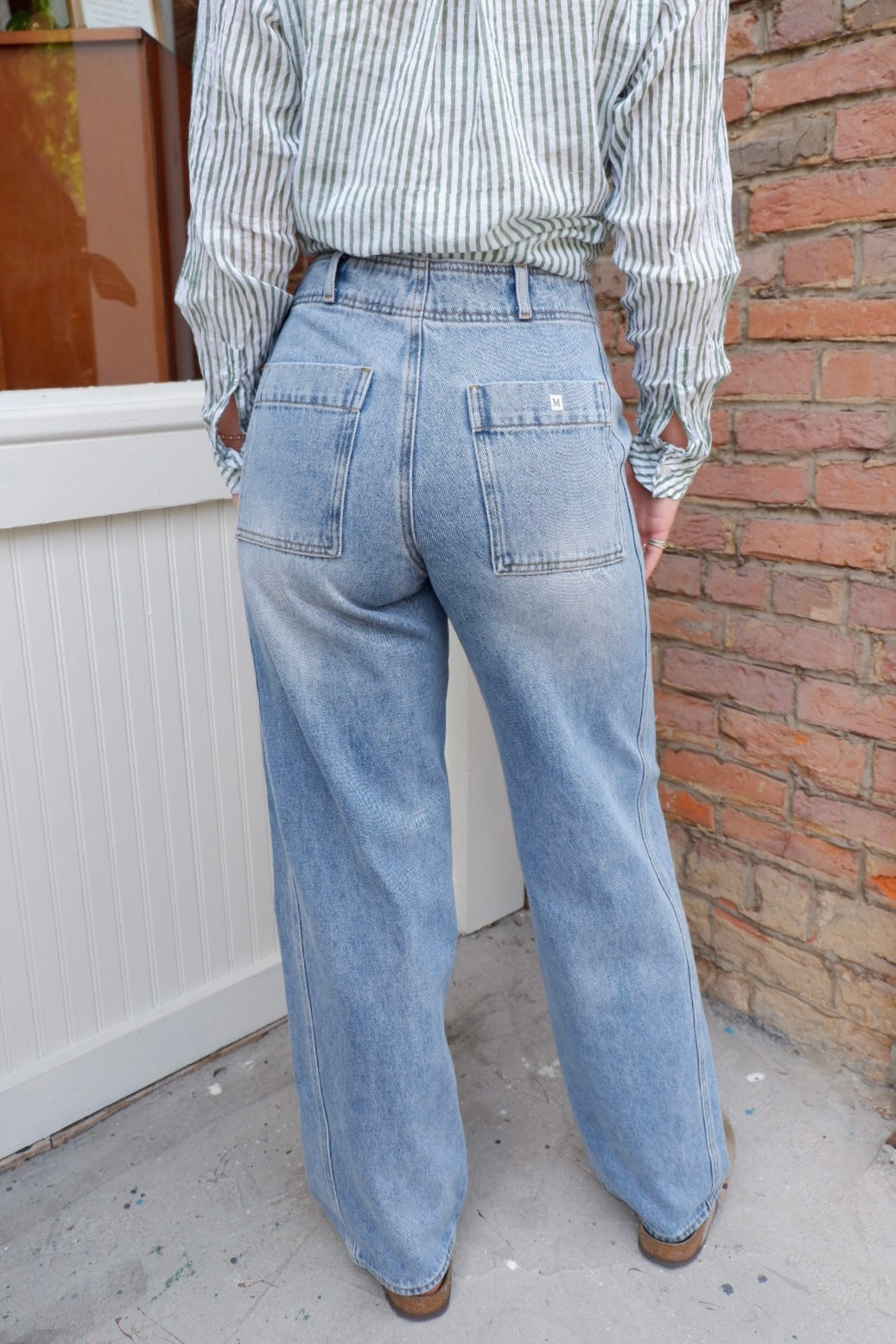 MID WASH FRONT SEAM LINE DENIM JEANS