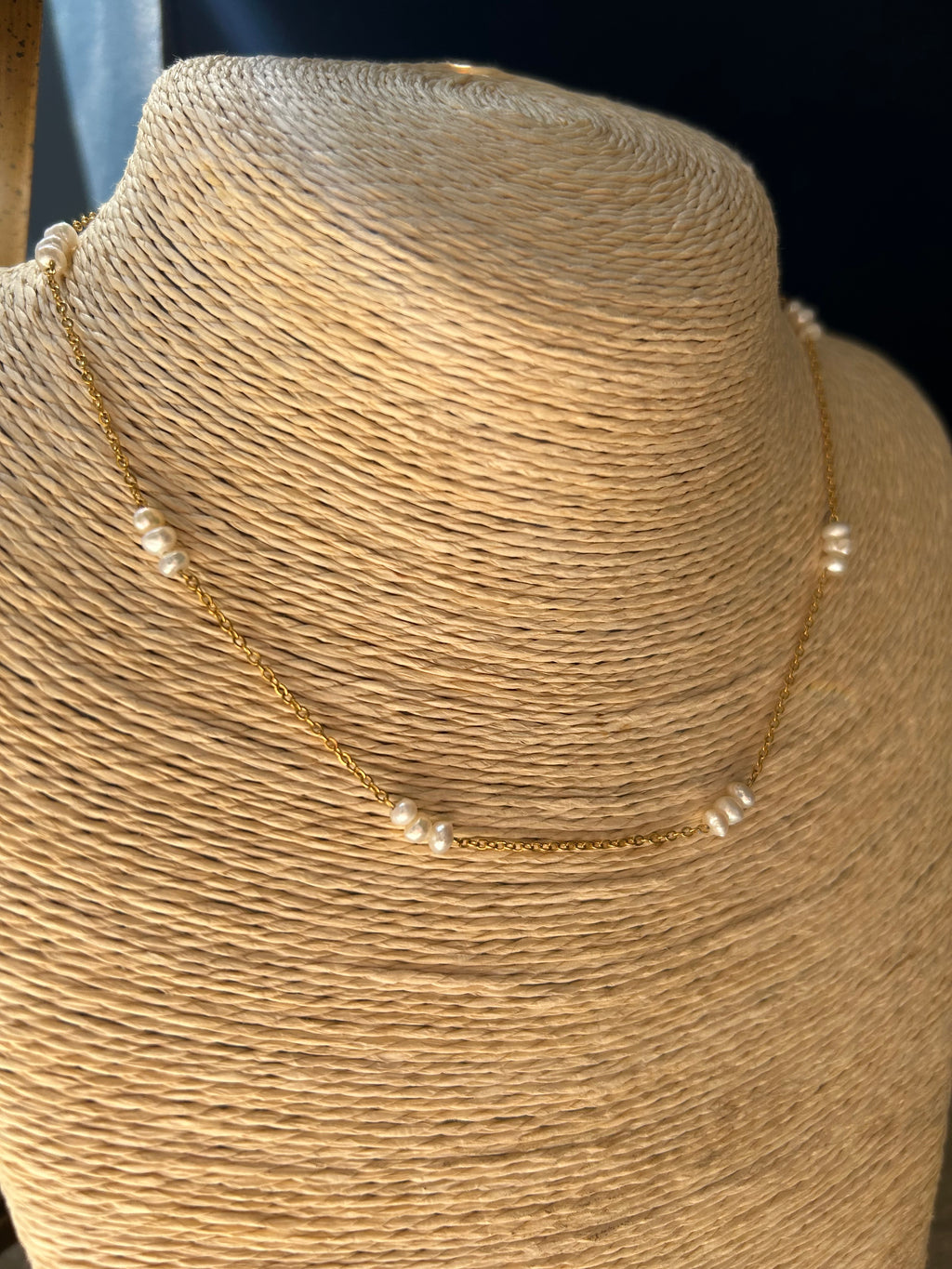 Gold necklace with pearls on a mannequin head