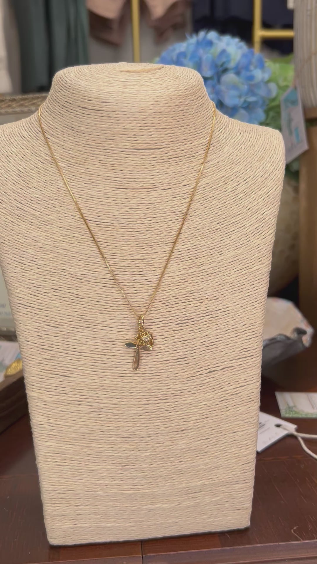 dainty gold necklace