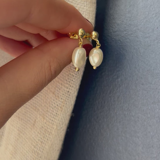 beachy pearl gold earrings