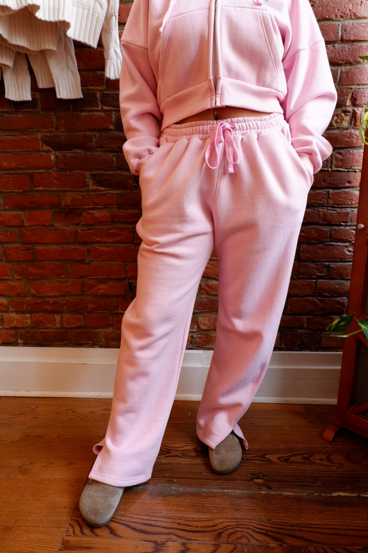 STRAIGHT LEG FLEECE MONHEGAN ISLAND MAINE FLAG BABY PINK SWEATPANTS